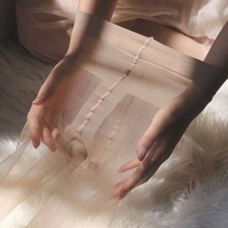 Μεταξωτές καλσόν με μαργαριταρένια όψη για μια κομψή και σέξι εμφάνιση