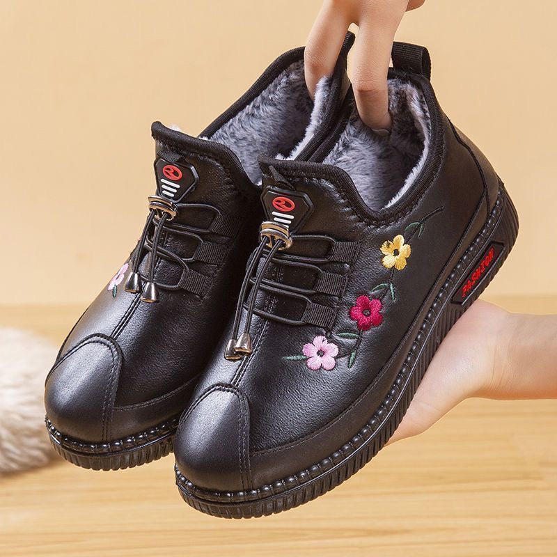 花柄のレザーシューズは、贅沢で耐久性のある快適さを提供します