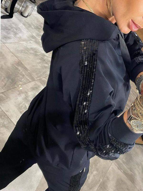 Insieme rilassato che combina comfort e stile brillante